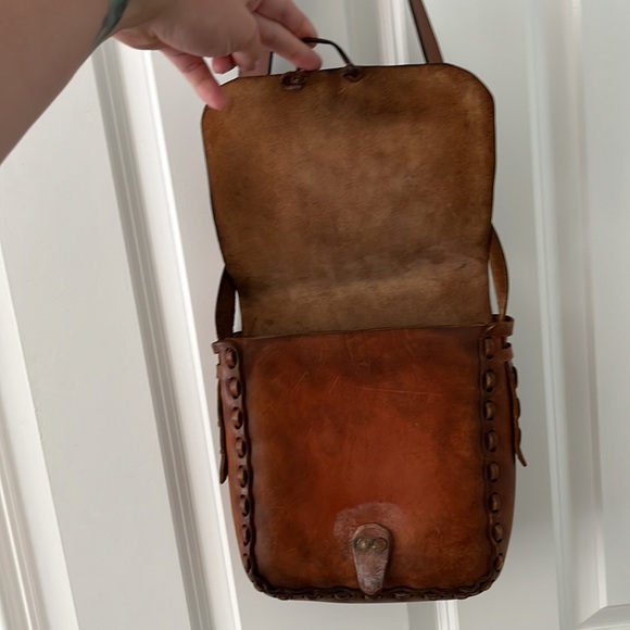 Vintage leather satchel with butterfly decoration - Picture 3 of 6